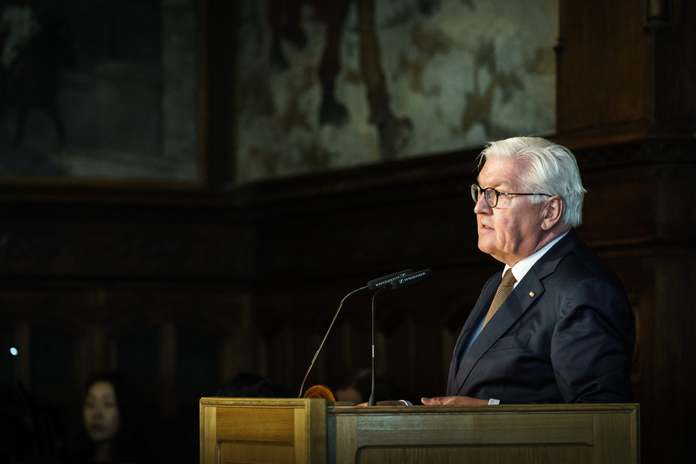 Bundespräsident Frank-Walter Steinmeier hält bei der Ordensverleihung im Festsaal des Rathauses Quedlinburg eine Rede